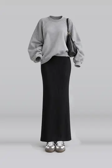 AI 生成服装参考图 SPR-0218:春,灰、黑、长款、半身裙、麂皮、运动鞋