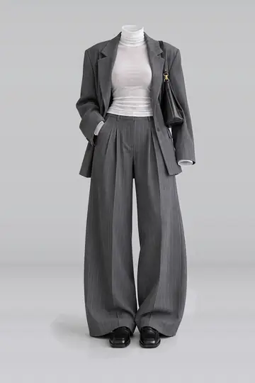 AI 生成服装参考图 SPR-0219：春，白、高领衫、灰、夹克、百褶、长裤