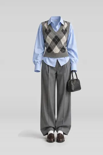 AI 生成服装参考图 AUT-0212:秋,灰、针织、背心、蓝、衬衫、棕